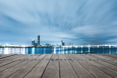 Cityscape ve boş ahşap kattan modern şehir manzarası