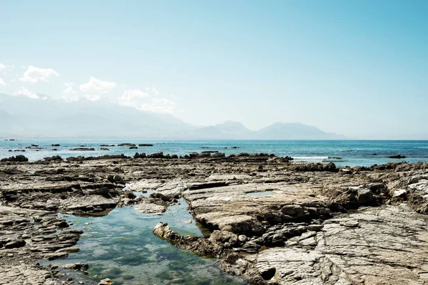 Lege rotsachtige strand — Stockfoto