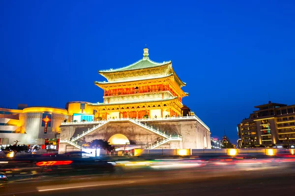 Antik Bina kalabalık yolun gece sahne 