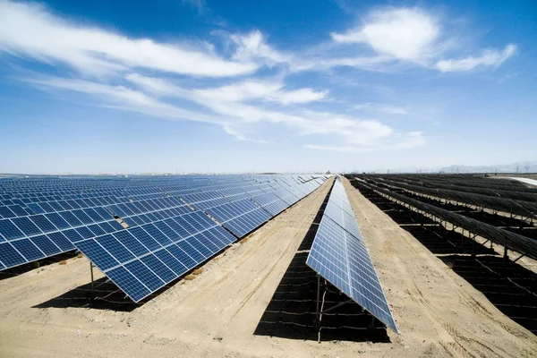 Сонячна електростанція — стокове фото
