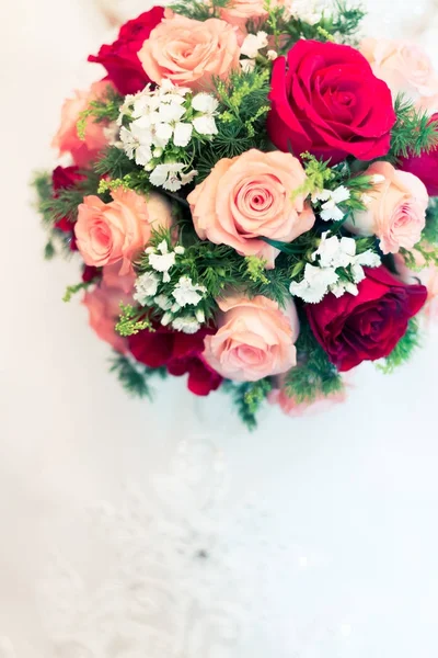 Mooie Bos Verse Bloemen Handen Van Bruid — Stockfoto