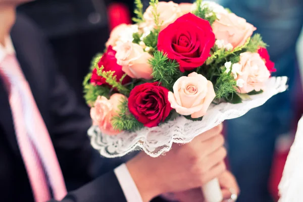 Schöner Strauß Frischer Blumen Den Händen Der Braut — Stockfoto