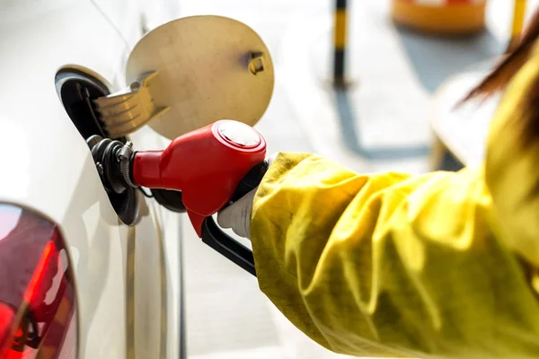 Pistola de gasolina en el coche — Foto de Stock