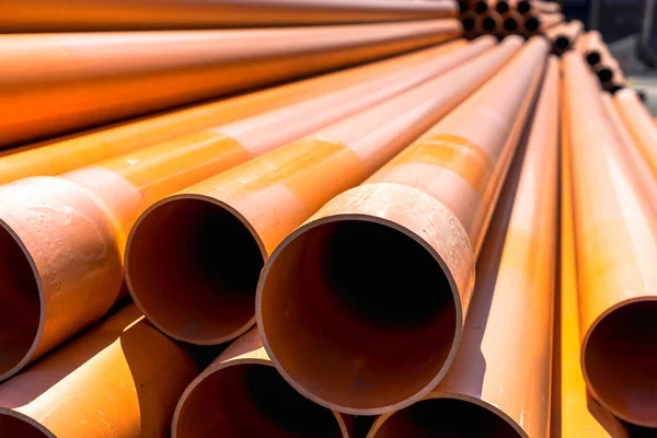 Bir yığın plastik boru.