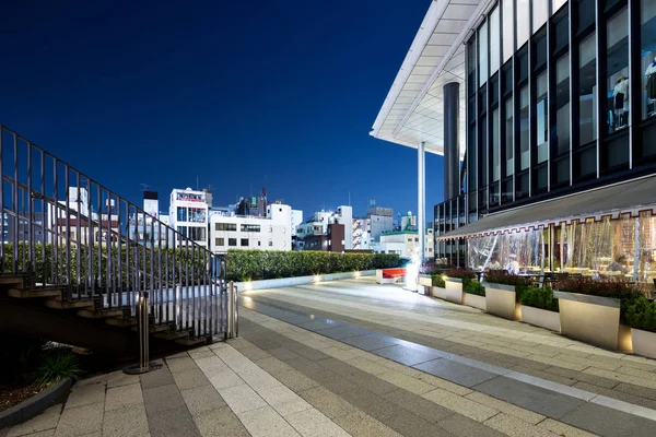 Edificio moderno por la noche — Foto de Stock