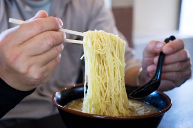 adam yeme Japon şehriye