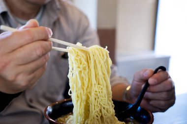 adam yeme Japon erişte