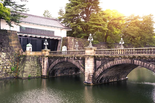 Pont en pierre sur la rivière à Tokyo — Photo