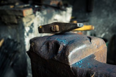 çekiç ve örs Demirci Atölyesi