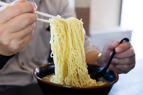 Pria yang makan mie Jepang. — Stok Foto