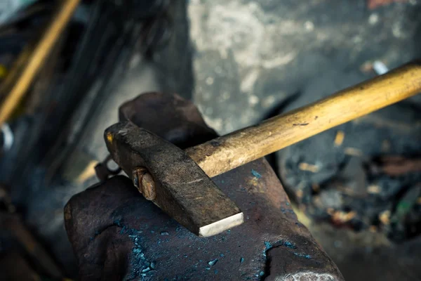 çekiç ve örs Demirci Atölyesi