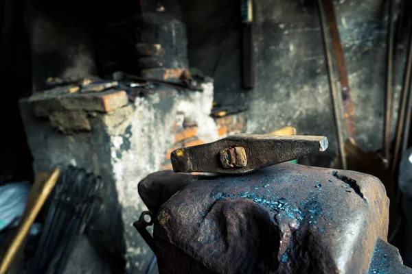 Kladivo a kovadlina v kovářské dílně — Stock fotografie
