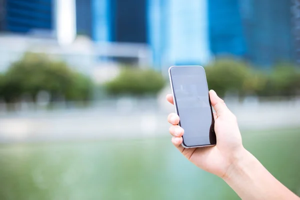 Mano sosteniendo teléfono inteligente moderno —  Fotos de Stock