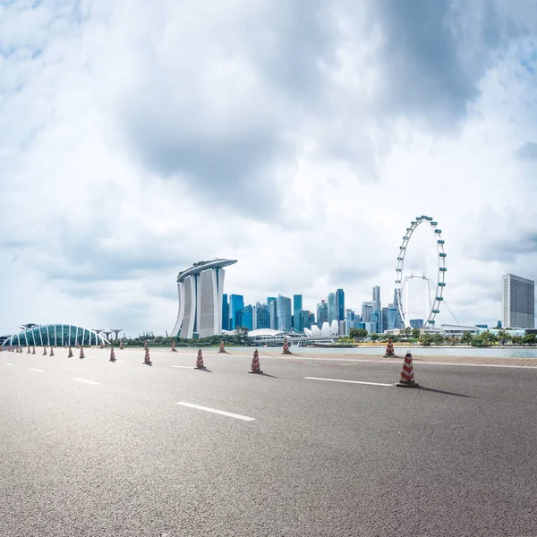 Moderne gebouwen in de buurt van marina bay — Stockfoto