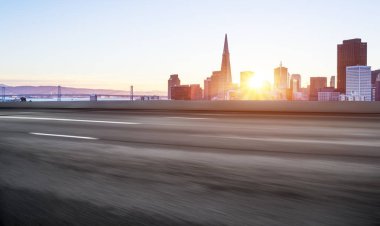 San Francisco Cityscape gündoğumu boş yola gelen