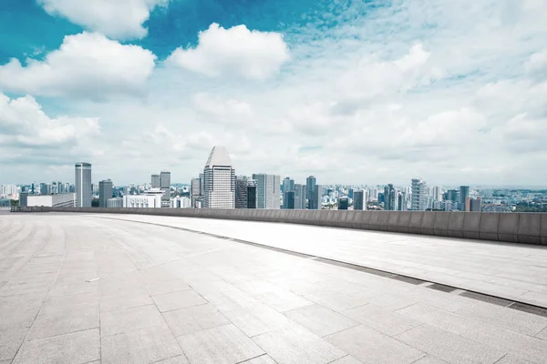Lantai kosong dengan pemandangan kota modern — Stok Foto