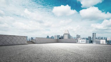 Cityscape modern şehir bulut gökyüzünde boş yol üzerinden