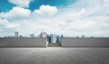 Cityscape modern şehir bulut gökyüzünde boş yol üzerinden