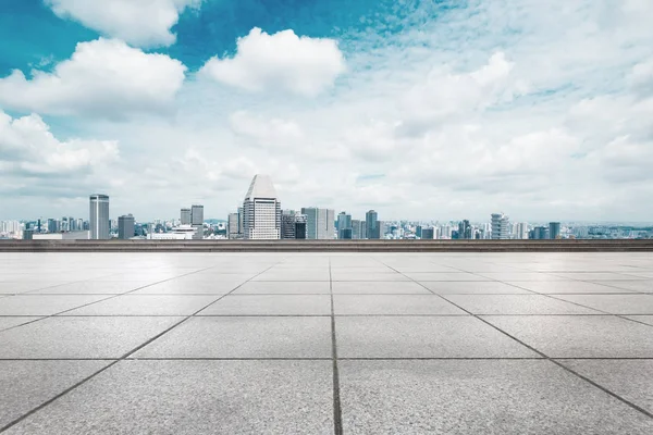 Prázdná podlaha s panoráma moderního města — Stock fotografie