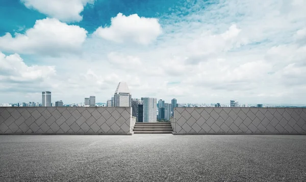 Cityscape modern şehir bulut gökyüzünde boş yol üzerinden