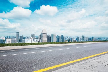 Cityscape modern şehir bulut gökyüzünde boş yol üzerinden