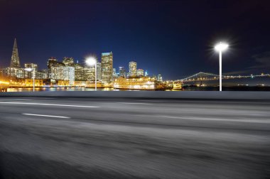 San Francisco Cityscape alacakaranlıkta boş yol üzerinden