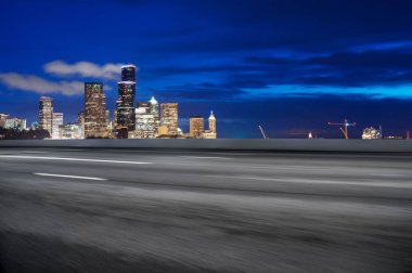 San Francisco Cityscape alacakaranlıkta boş yol üzerinden