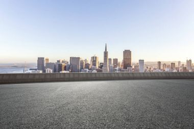 Cityscape ile boş yol 