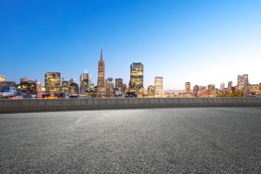 Cityscape ile boş yol 