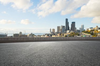 Cityscape ile boş yol 