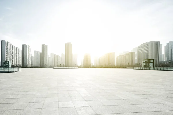 Plancher vide avec paysage urbain de la ville moderne — Photo