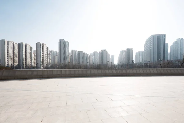 Piso vazio com paisagem urbana da cidade moderna — Fotografia de Stock