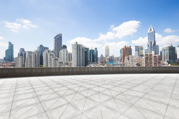 Leerer Boden mit Stadtbild moderner Stadt — Stockfoto