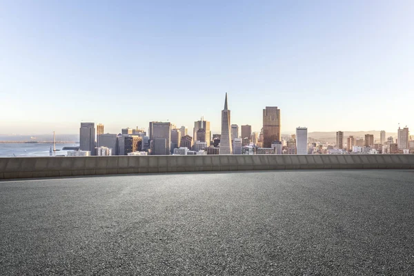 Cityscape ile boş yol 
