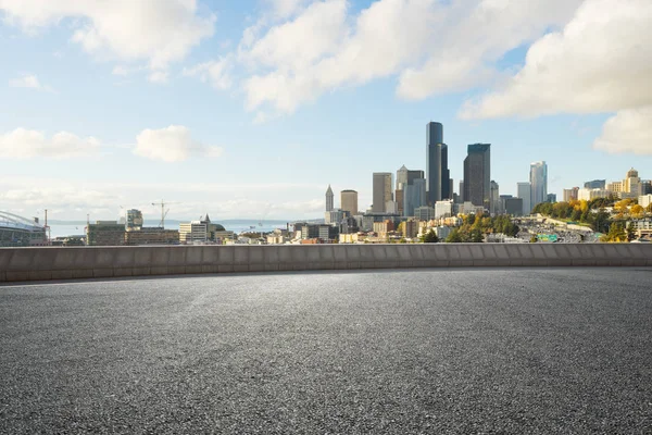 Cityscape ile boş yol 