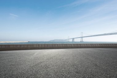 boş asfalt yol üzerinden mavi güneşli gökyüzü asma köprü manzara