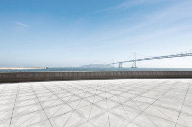 asma köprü boş tuğla yerden mavi gökyüzünde