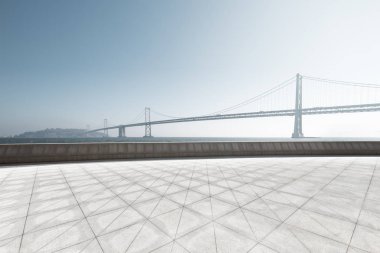asma köprü boş tuğla yerden mavi gökyüzünde
