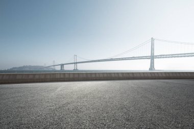boş asfalt yol üzerinden mavi güneşli gökyüzü asma köprü manzara