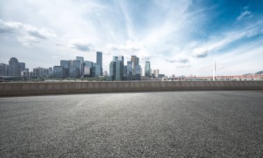 Cityscape ile boş yol 