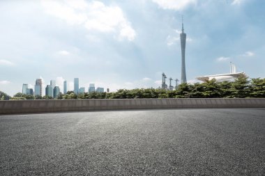 Cityscape ile boş yol 