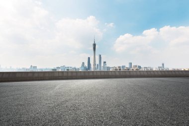 Cityscape ile boş yol 