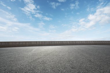 manzara mavi güneşli gökyüzünde boş asfalt yol