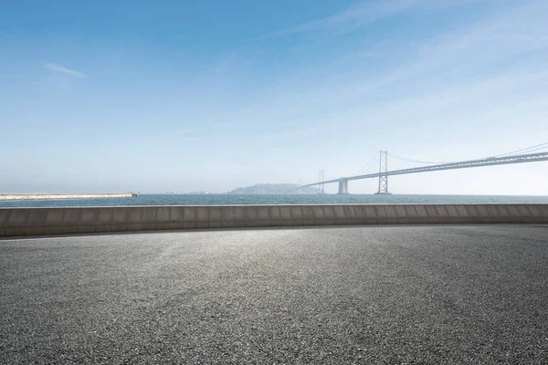 boş asfalt yol üzerinden mavi güneşli gökyüzü asma köprü manzara