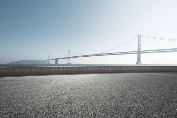boş asfalt yol üzerinden mavi güneşli gökyüzü asma köprü manzara
