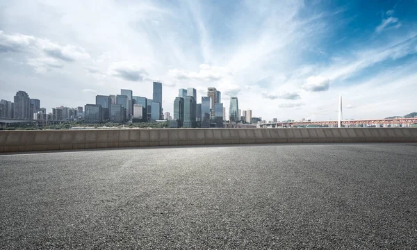 Cityscape ile boş yol 