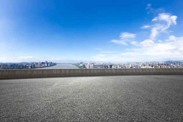 Empty road with cityscape — Stock Photo, Image