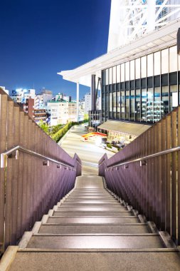 gece modern bina dışında boş patika