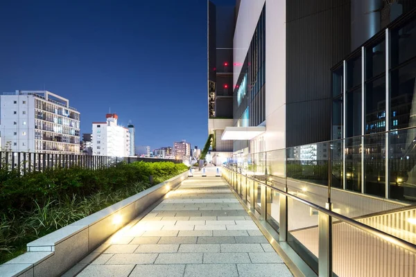 gece modern bina dışında boş patika