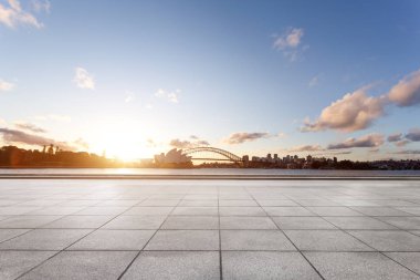 Landmark Sydney opera binası ve gündoğumu köprüde boş tuğla yerden